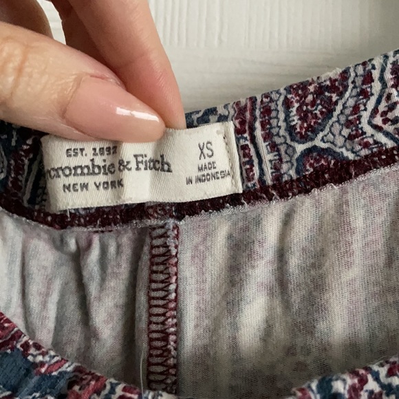 A&F Flowy Patterned Pants - Picture 3 of 5